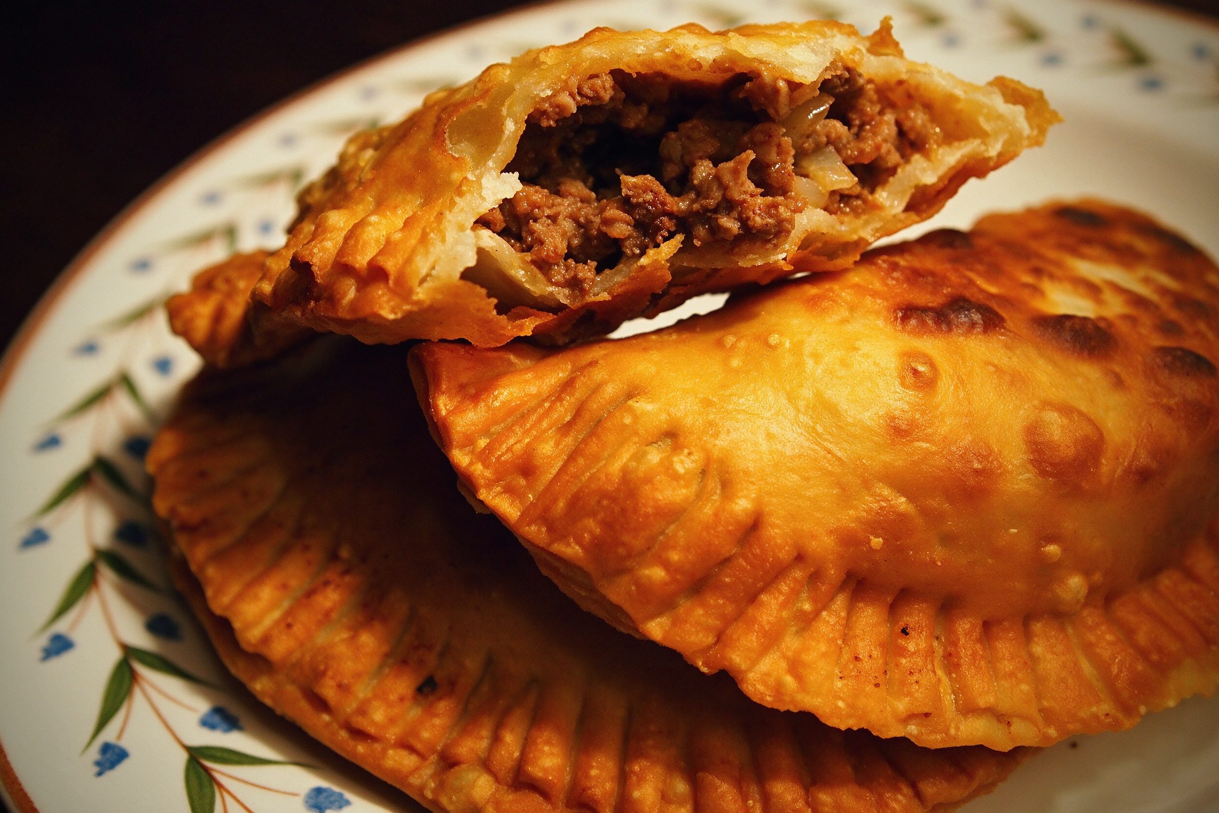 Empanadas argentinas fritas, doradas y crujientes